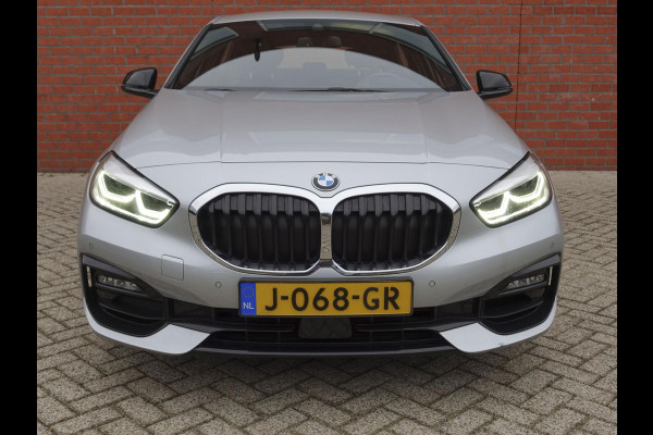 BMW 1-serie 118i High Executive Navigatie Carplay Camera Parkeersensoren Adaptive Cruise Control Head-Up Display Virtual Cockpit Inductielader Ledverlichting 18" velgen Climate Control