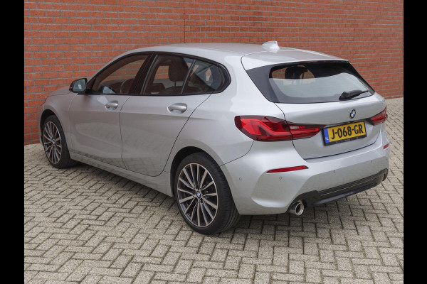 BMW 1-serie 118i High Executive Navigatie Carplay Camera Parkeersensoren Adaptive Cruise Control Head-Up Display Virtual Cockpit Inductielader Ledverlichting 18" velgen Climate Control