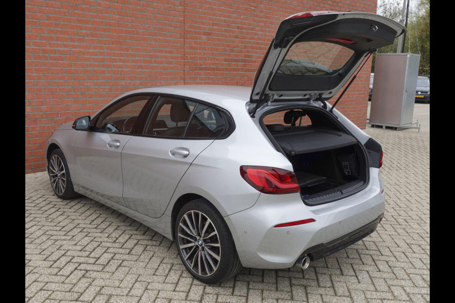 BMW 1-serie 118i High Executive Navigatie Carplay Camera Parkeersensoren Adaptive Cruise Control Head-Up Display Virtual Cockpit Inductielader Ledverlichting 18" velgen Climate Control