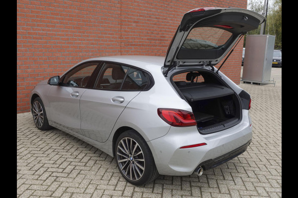 BMW 1-serie 118i High Executive Navigatie Carplay Camera Parkeersensoren Adaptive Cruise Control Head-Up Display Virtual Cockpit Inductielader Ledverlichting 18" velgen Climate Control