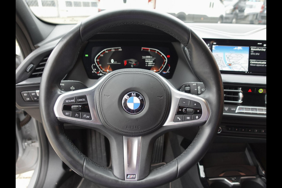 BMW 1-serie 118i High Executive Navigatie Carplay Camera Parkeersensoren Adaptive Cruise Control Head-Up Display Virtual Cockpit Inductielader Ledverlichting 18" velgen Climate Control