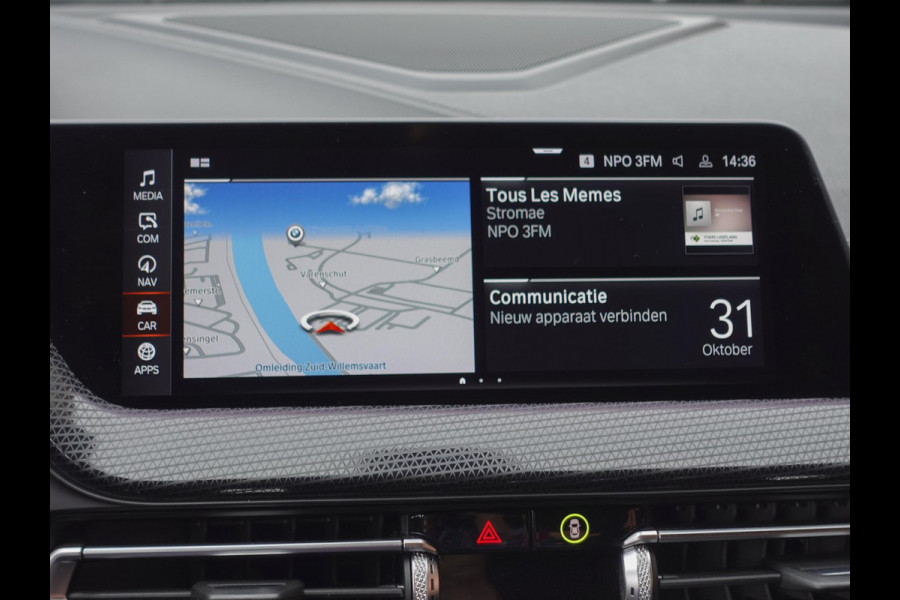 BMW 1-serie 118i High Executive Navigatie Carplay Camera Parkeersensoren Adaptive Cruise Control Head-Up Display Virtual Cockpit Inductielader Ledverlichting 18" velgen Climate Control