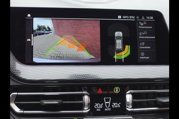 BMW 1-serie 118i High Executive Navigatie Carplay Camera Parkeersensoren Adaptive Cruise Control Head-Up Display Virtual Cockpit Inductielader Ledverlichting 18" velgen Climate Control