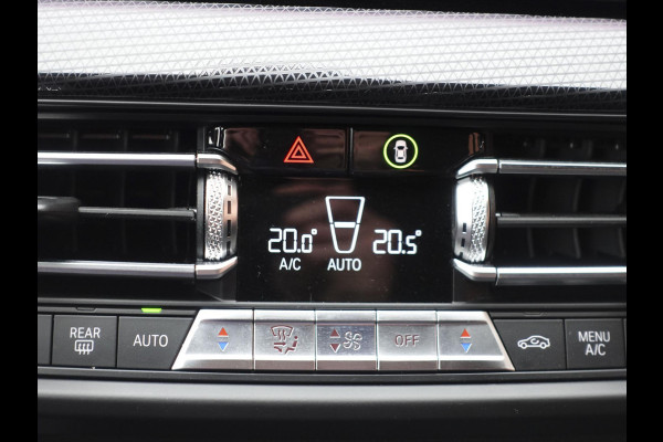 BMW 1-serie 118i High Executive Navigatie Carplay Camera Parkeersensoren Adaptive Cruise Control Head-Up Display Virtual Cockpit Inductielader Ledverlichting 18" velgen Climate Control