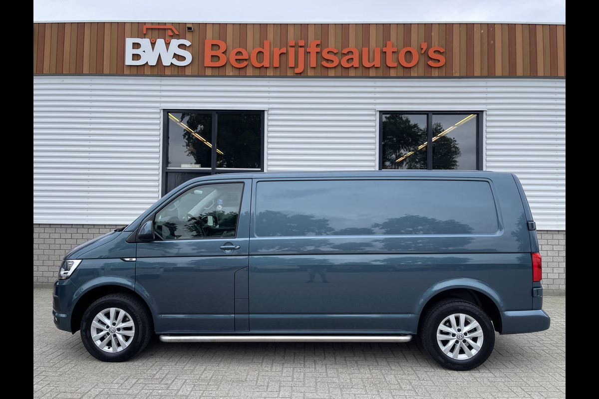 Volkswagen Transporter 2.0 TDI 150pk DSG automaat L2H1 Highline / vaste prijs rijklaar € 22.950 ex btw / lease vanaf € 410 / airco / cruise / navi / camera / trekhaak 2500 kg / pdc voor en achter !