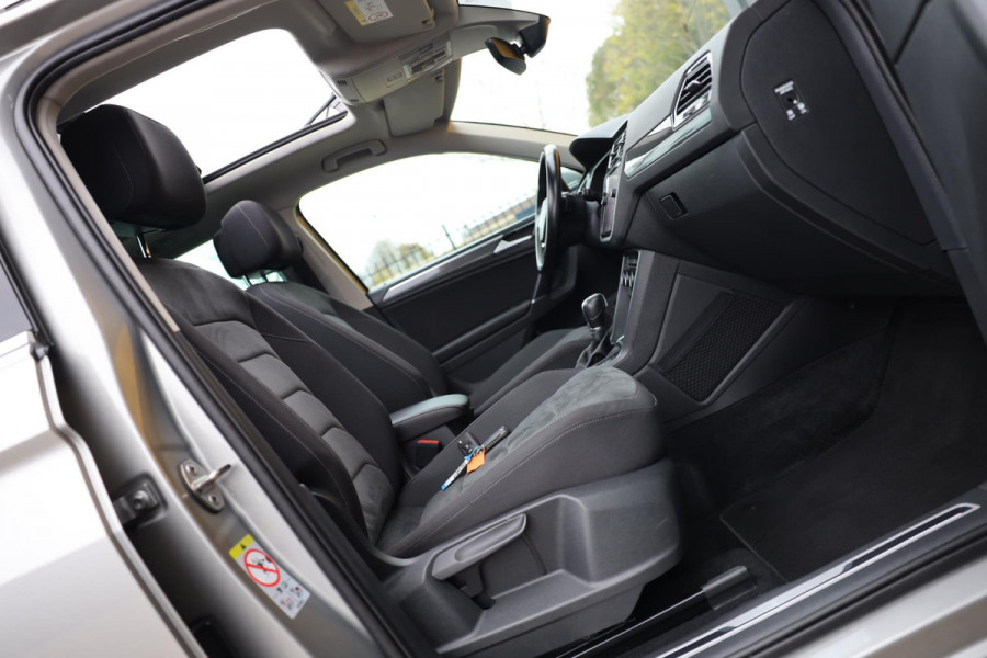 Volkswagen Tiguan 2.0 TSI 4Motion R Line / 180 Pk / AUT / Digital Cockpit / Acc / Lane Assist / Open Pano / Dode Hoek / 19 Inch