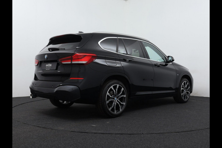 BMW X1 sDrive18i High Executive M-Sport | Panorama | Leer