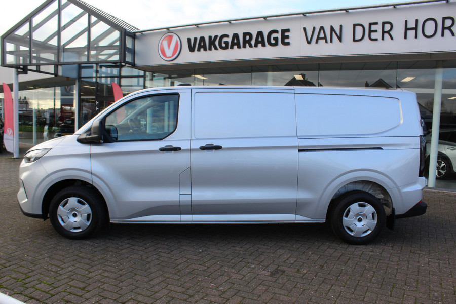 Ford Transit Custom 320 2.0-136pk TDCI L2H1 ´Trend´, schuifdeur li. + re. ! Overtuig u van de rijkwaliteiten van dit nieuwe model Ford Transit Custom. Camera, LED koplampen, Cruise Control, Aut. Airco, Navigatie by Apple / Android, Voorraam verwarmd, Metallic lak etc.