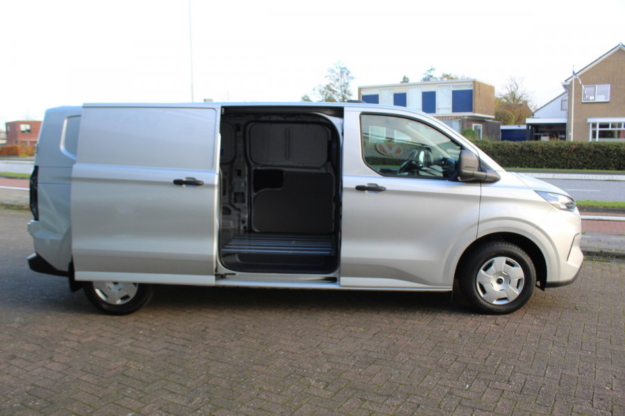 Ford Transit Custom 320 2.0-136pk TDCI L2H1 ´Trend´, schuifdeur li. + re. ! Overtuig u van de rijkwaliteiten van dit nieuwe model Ford Transit Custom. Camera, LED koplampen, Cruise Control, Aut. Airco, Navigatie by Apple / Android, Voorraam verwarmd, Metallic lak etc.