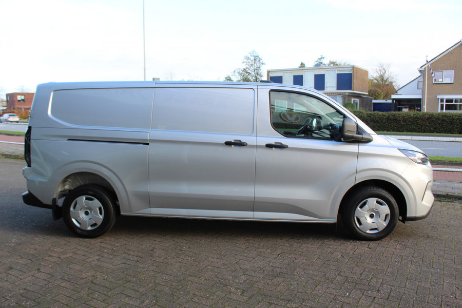 Ford Transit Custom 320 2.0-136pk TDCI L2H1 ´Trend´, schuifdeur li. + re. ! Overtuig u van de rijkwaliteiten van dit nieuwe model Ford Transit Custom. Camera, LED koplampen, Cruise Control, Aut. Airco, Navigatie by Apple / Android, Voorraam verwarmd, Metallic lak etc.