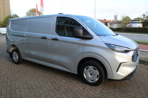 Ford Transit Custom 320 2.0-136pk TDCI L2H1 ´Trend´, schuifdeur li. + re. ! Overtuig u van de rijkwaliteiten van dit nieuwe model Ford Transit Custom. Camera, LED koplampen, Cruise Control, Aut. Airco, Navigatie by Apple / Android, Voorraam verwarmd, Metallic lak etc.