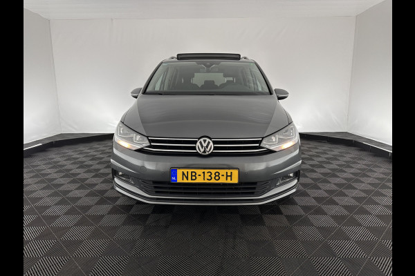 Volkswagen Touran 1.4 TSI Connected Series [ 7-pers. ] Aut. *PANO | NAVI-FULLMAP | KEYLESS | CAMERA | MICROFIBRE | BLIND-SPOT | ECC | PDC | CRUISE | MASSAGE-SEAT | COMFORT-SEATS | TOWBAR | 16''ALU*