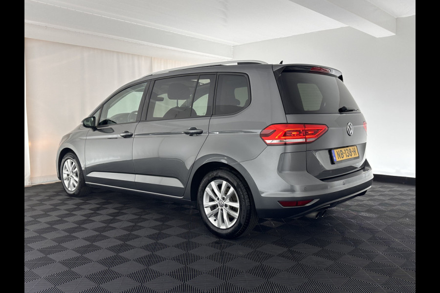 Volkswagen Touran 1.4 TSI Connected Series [ 7-pers. ] Aut. *PANO | NAVI-FULLMAP | KEYLESS | CAMERA | MICROFIBRE | BLIND-SPOT | ECC | PDC | CRUISE | MASSAGE-SEAT | COMFORT-SEATS | TOWBAR | 16''ALU*