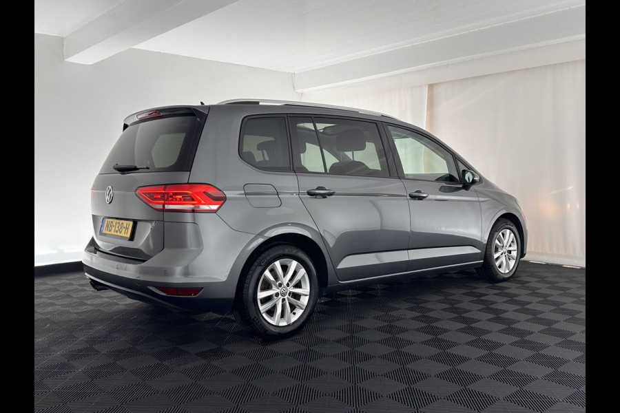 Volkswagen Touran 1.4 TSI Connected Series [ 7-pers. ] Aut. *PANO | NAVI-FULLMAP | KEYLESS | CAMERA | MICROFIBRE | BLIND-SPOT | ECC | PDC | CRUISE | MASSAGE-SEAT | COMFORT-SEATS | TOWBAR | 16''ALU*