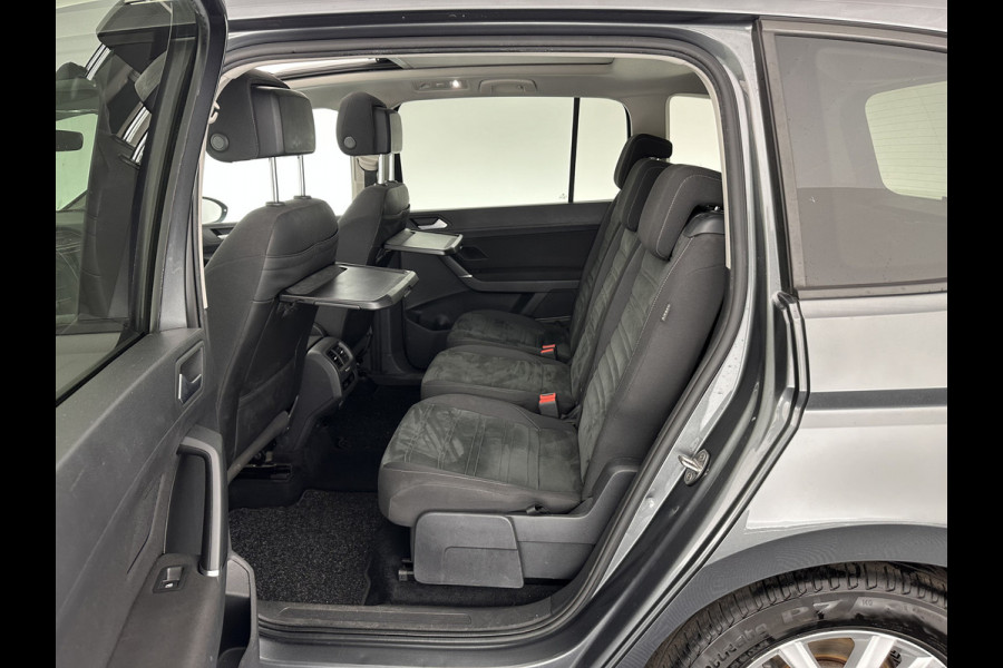 Volkswagen Touran 1.4 TSI Connected Series [ 7-pers. ] Aut. *PANO | NAVI-FULLMAP | KEYLESS | CAMERA | MICROFIBRE | BLIND-SPOT | ECC | PDC | CRUISE | MASSAGE-SEAT | COMFORT-SEATS | TOWBAR | 16''ALU*