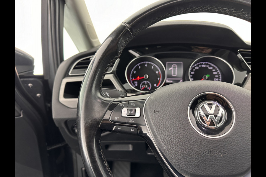 Volkswagen Touran 1.4 TSI Connected Series [ 7-pers. ] Aut. *PANO | NAVI-FULLMAP | KEYLESS | CAMERA | MICROFIBRE | BLIND-SPOT | ECC | PDC | CRUISE | MASSAGE-SEAT | COMFORT-SEATS | TOWBAR | 16''ALU*