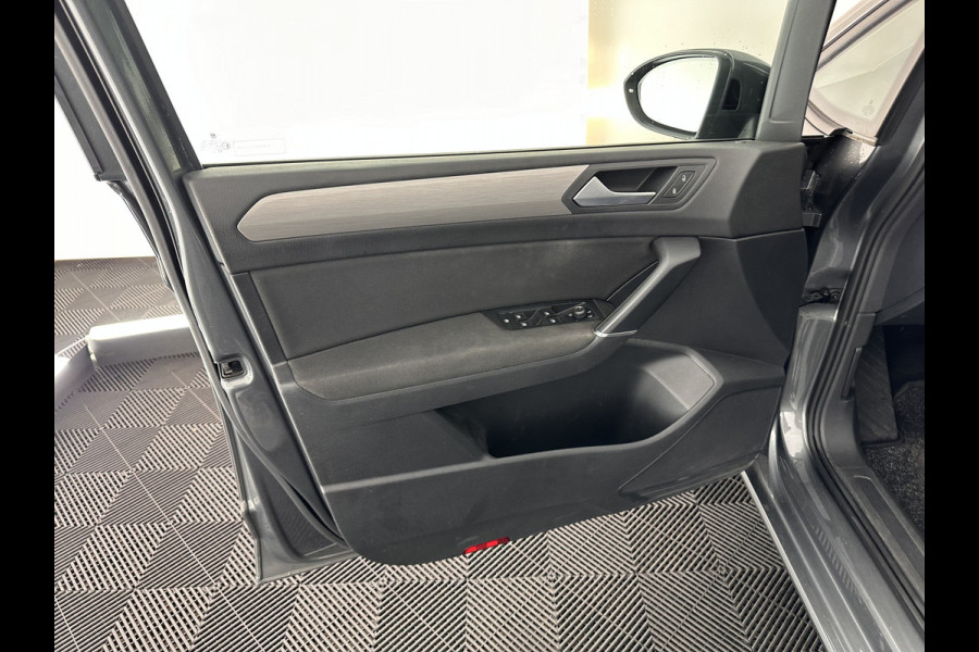 Volkswagen Touran 1.4 TSI Connected Series [ 7-pers. ] Aut. *PANO | NAVI-FULLMAP | KEYLESS | CAMERA | MICROFIBRE | BLIND-SPOT | ECC | PDC | CRUISE | MASSAGE-SEAT | COMFORT-SEATS | TOWBAR | 16''ALU*