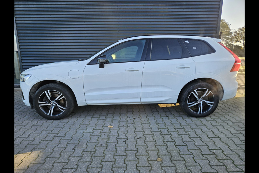 Volvo XC60 Recharge T8 AWD R-Design Plug In Hybrid PHEV | Panodak | Trekhaak af Fabriek | Lederen Sportstoelen Memory | Camera | Apple Carplay | 19"L.M | DAB |