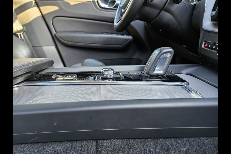 Volvo XC60 Recharge T8 AWD R-Design Plug In Hybrid PHEV | Panodak | Trekhaak af Fabriek | Lederen Sportstoelen Memory | Camera | Apple Carplay | 19"L.M | DAB |