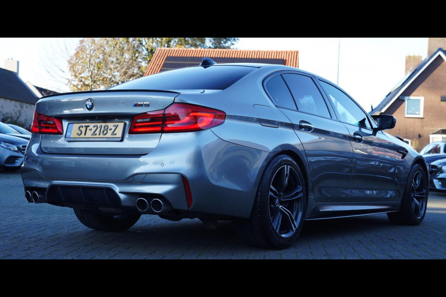 BMW 5 Serie M5 | Carbon | Harman/Kardon | Dealer onderhouden | Sfeerverlichting | Donington Grau | 600PK | NAP | Origineel NL |