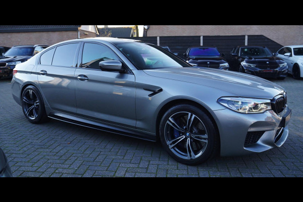 BMW 5 Serie M5 | Carbon | Harman/Kardon | Dealer onderhouden | Sfeerverlichting | Donington Grau | 600PK | NAP | Origineel NL |