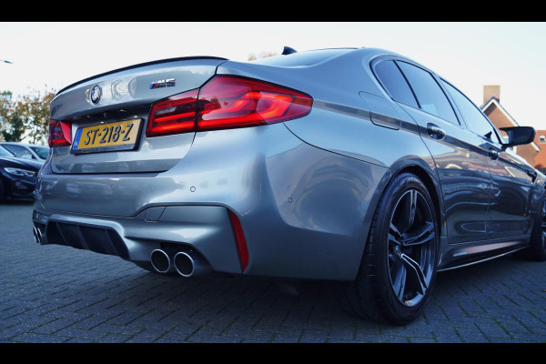 BMW 5 Serie M5 | Carbon | Harman/Kardon | Dealer onderhouden | Sfeerverlichting | Donington Grau | 600PK | NAP | Origineel NL |