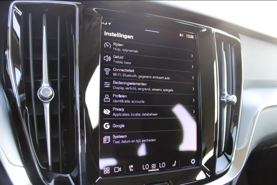 Volvo V60 B3 163pk automaat Essential Edition Google infotainment incl navigatie / Dode hoekherkenning(BLIS) / Adaptieve Cruise control / Semi elektrisch wegklapbare trekhaak