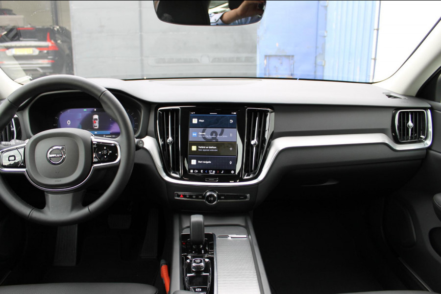 Volvo V60 B4 197pk automaat Plus Dark / Dode hoekherkenning (BLIS) / Adaptive cruise control / Google infotainment incl navigatie / Semi elektrische wegklapbare trekhaak /