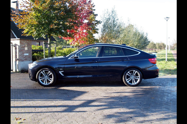 BMW 3-serie Gran Turismo 330i xDrive High Executive | Camera | Trekhaak | Cruise Control | Leer |