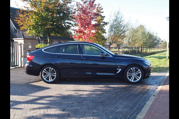 BMW 3-serie Gran Turismo 330i xDrive High Executive | Camera | Trekhaak | Cruise Control | Leer |