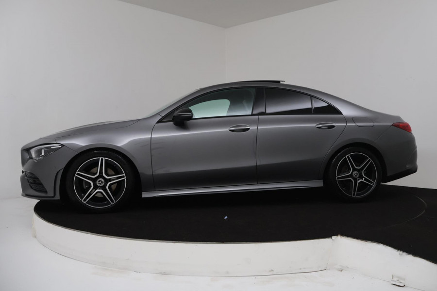 Mercedes-Benz CLA-Klasse 180 Business Solution AMG (PANO, SFEERVERLICHTING, NAVI, PDC, CAMERA, CRUISE, NL-AUTO, GOED ONDERHOUDEN)