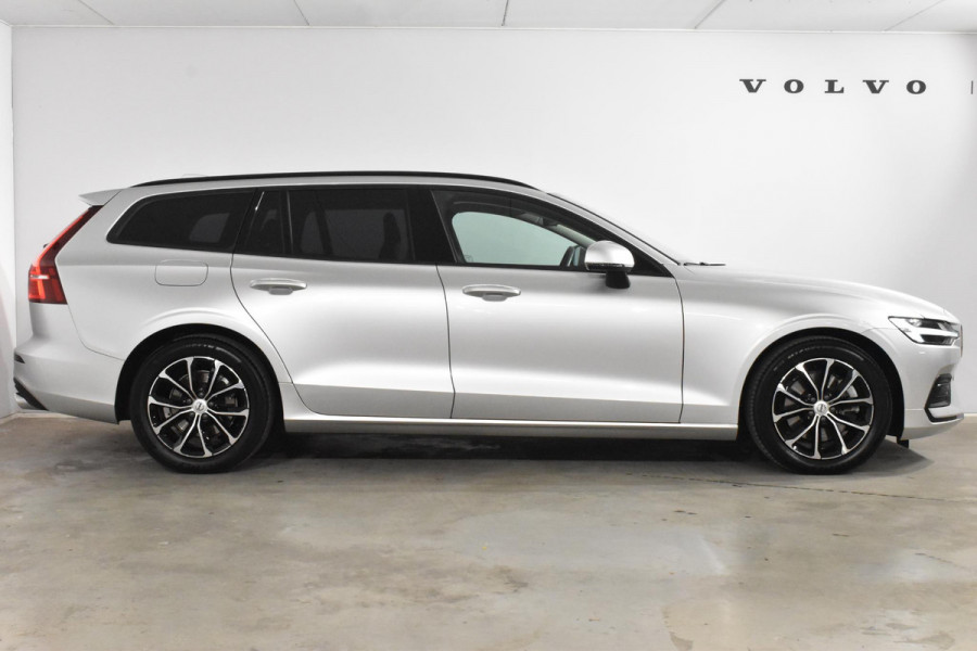 Volvo V60 B3 163PK Momentum Advantage / Navigatie / Camera / Parkeersensoren / LM Velgen / Trekhaak /