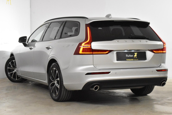 Volvo V60 B3 163PK Momentum Advantage / Navigatie / Camera / Parkeersensoren / LM Velgen / Trekhaak /