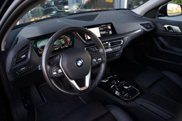 BMW 1-serie 118i Introduction Edition / Ambient / Camera / HIFI / Leder / 18 inch / Stoelverwarming