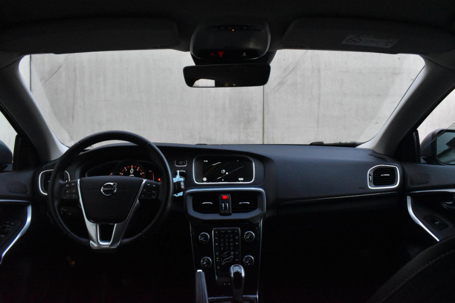 Volvo V40 2.0 T3 Nordic+ / Navigatie / Cruise Control / Stoelverwarming Voor / LM Velgen / Trekhaak /