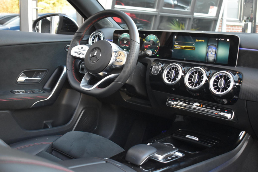 Mercedes-Benz A-Klasse 200 AMG Pano Sfeer NAP Carplay