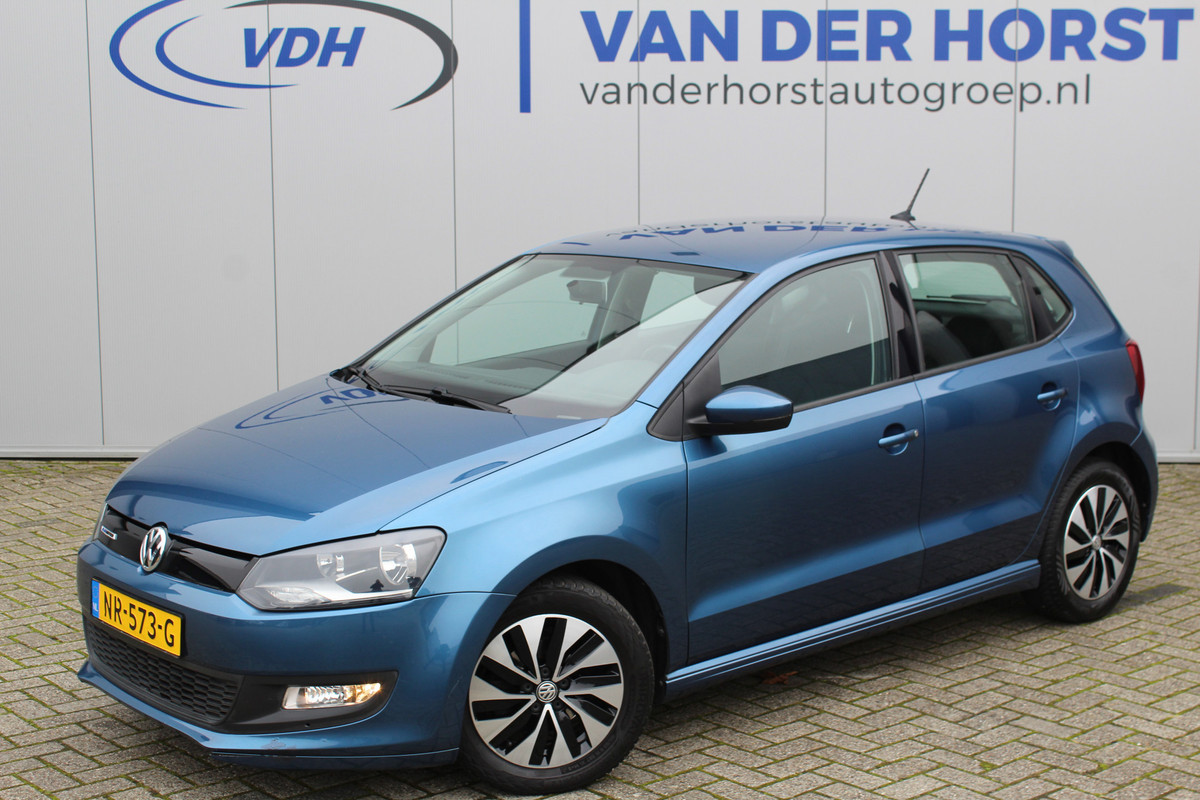 Volkswagen Polo 1.0-95pk BlueMotion Edition. Erg leuke, degelijke en luxe VW Polo voor nog jaren rijplezier ! Airco, cruise control, navigatie, telefoonvoorb., elektr. ramen v+a, boordcomputer, LM wielen, voorstoelen in hoogte verstelb., Isofix, 5drs. etc.