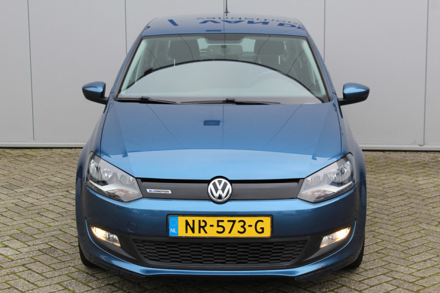 Volkswagen Polo 1.0-95pk BlueMotion Edition. Erg leuke, degelijke en luxe VW Polo voor nog jaren rijplezier ! Airco, cruise control, navigatie, telefoonvoorb., elektr. ramen v+a, boordcomputer, LM wielen, voorstoelen in hoogte verstelb., Isofix, 5drs. etc.