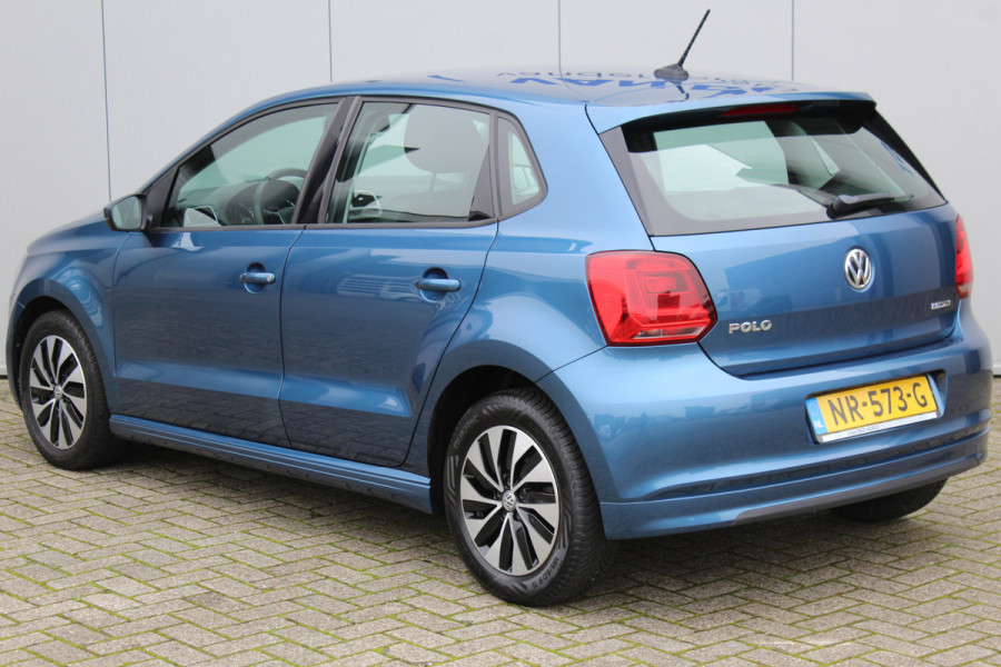 Volkswagen Polo 1.0-95pk BlueMotion Edition. Erg leuke, degelijke en luxe VW Polo voor nog jaren rijplezier ! Airco, cruise control, navigatie, telefoonvoorb., elektr. ramen v+a, boordcomputer, LM wielen, voorstoelen in hoogte verstelb., Isofix, 5drs. etc.