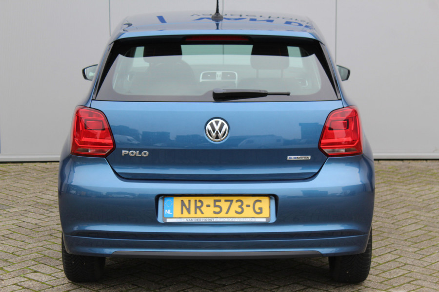 Volkswagen Polo 1.0-95pk BlueMotion Edition. Erg leuke, degelijke en luxe VW Polo voor nog jaren rijplezier ! Airco, cruise control, navigatie, telefoonvoorb., elektr. ramen v+a, boordcomputer, LM wielen, voorstoelen in hoogte verstelb., Isofix, 5drs. etc.