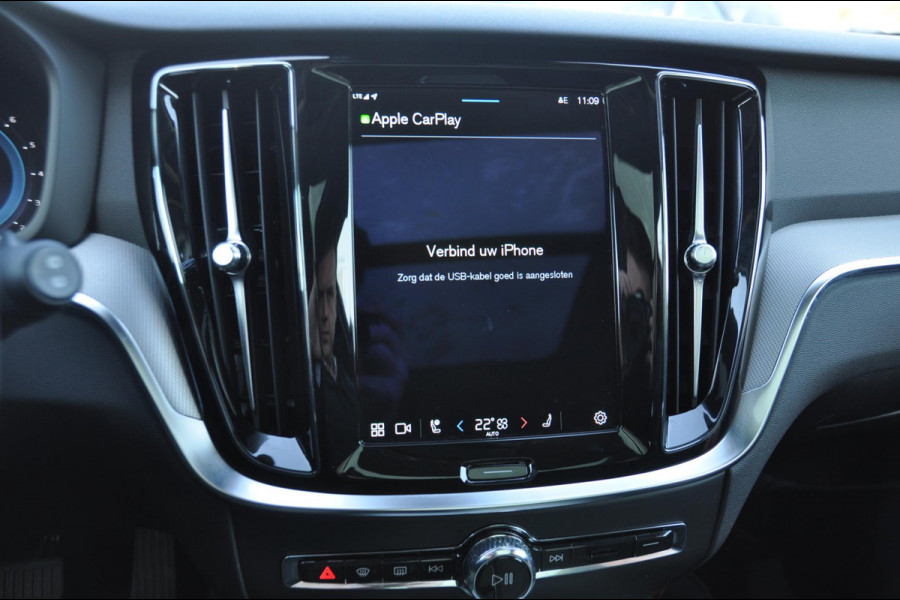 Volvo V60 163pk B3 Ultimate Dark / Adoptieve Cruise control / Pilot Assist / Semi elektrische trekhaak / 360 camera / Apple Carplay/ Panoramisch schuif-kanteldak / Stoel- en stuurwielverwarming/ Elektrisch verstelbare stoelen met geheugen /