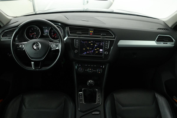 Volkswagen Tiguan 1.4 TSI Connected Series | Leder | Trekhaak | Camera | Carplay | Park Assist | Full LED | Climate control | Cruise control