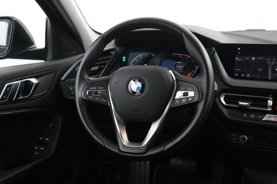 BMW 1-serie 118i Executive Edition Automaat (NAVIGATIE, CARPLAY, PARKEERSENSOREN, LED, 1e EIGENAAR, DEALER ONDERHOUDEN)