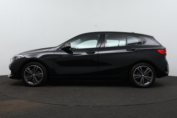 BMW 1-serie 118i Executive Edition Automaat (NAVIGATIE, CARPLAY, PARKEERSENSOREN, LED, 1e EIGENAAR, DEALER ONDERHOUDEN)