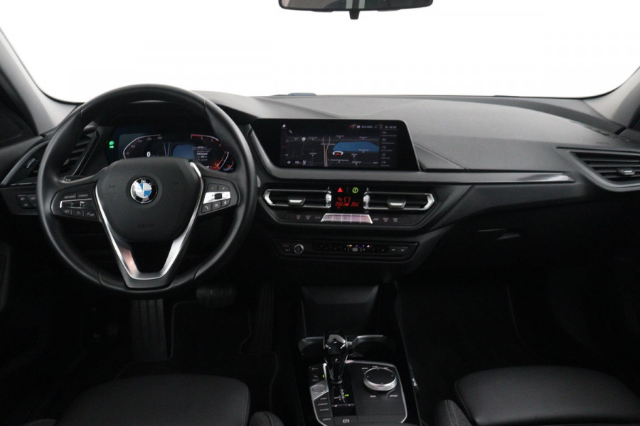 BMW 1-serie 118i Executive Edition Automaat (NAVIGATIE, CARPLAY, PARKEERSENSOREN, LED, 1e EIGENAAR, DEALER ONDERHOUDEN)