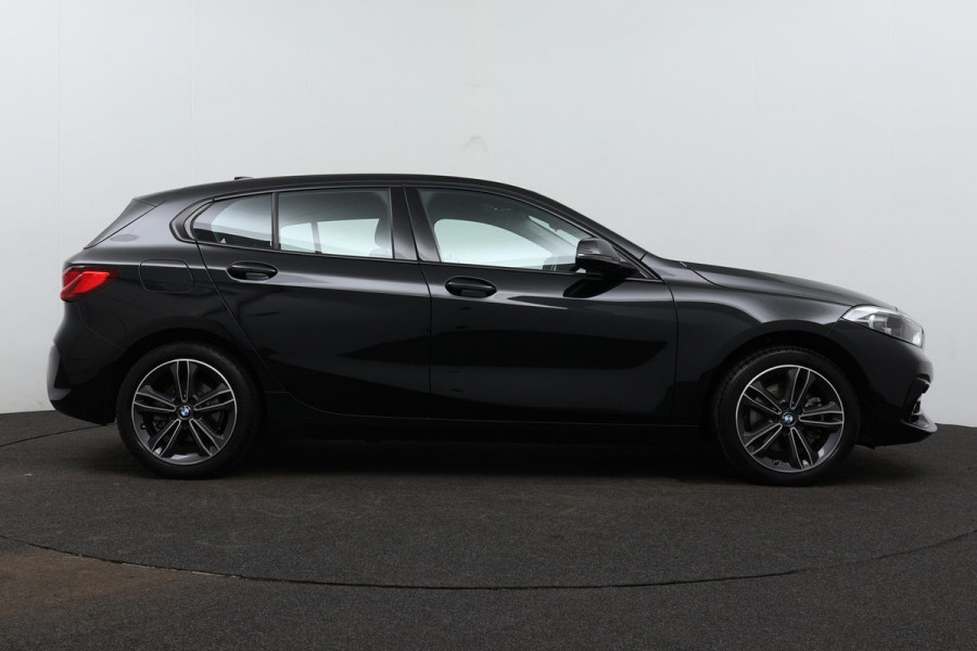 BMW 1-serie 118i Executive Edition Automaat (NAVIGATIE, CARPLAY, PARKEERSENSOREN, LED, 1e EIGENAAR, DEALER ONDERHOUDEN)