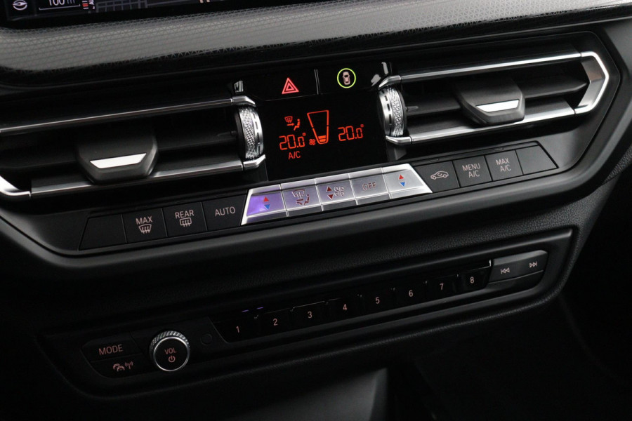 BMW 1-serie 118i Executive Edition Automaat (NAVIGATIE, CARPLAY, PARKEERSENSOREN, LED, 1e EIGENAAR, DEALER ONDERHOUDEN)