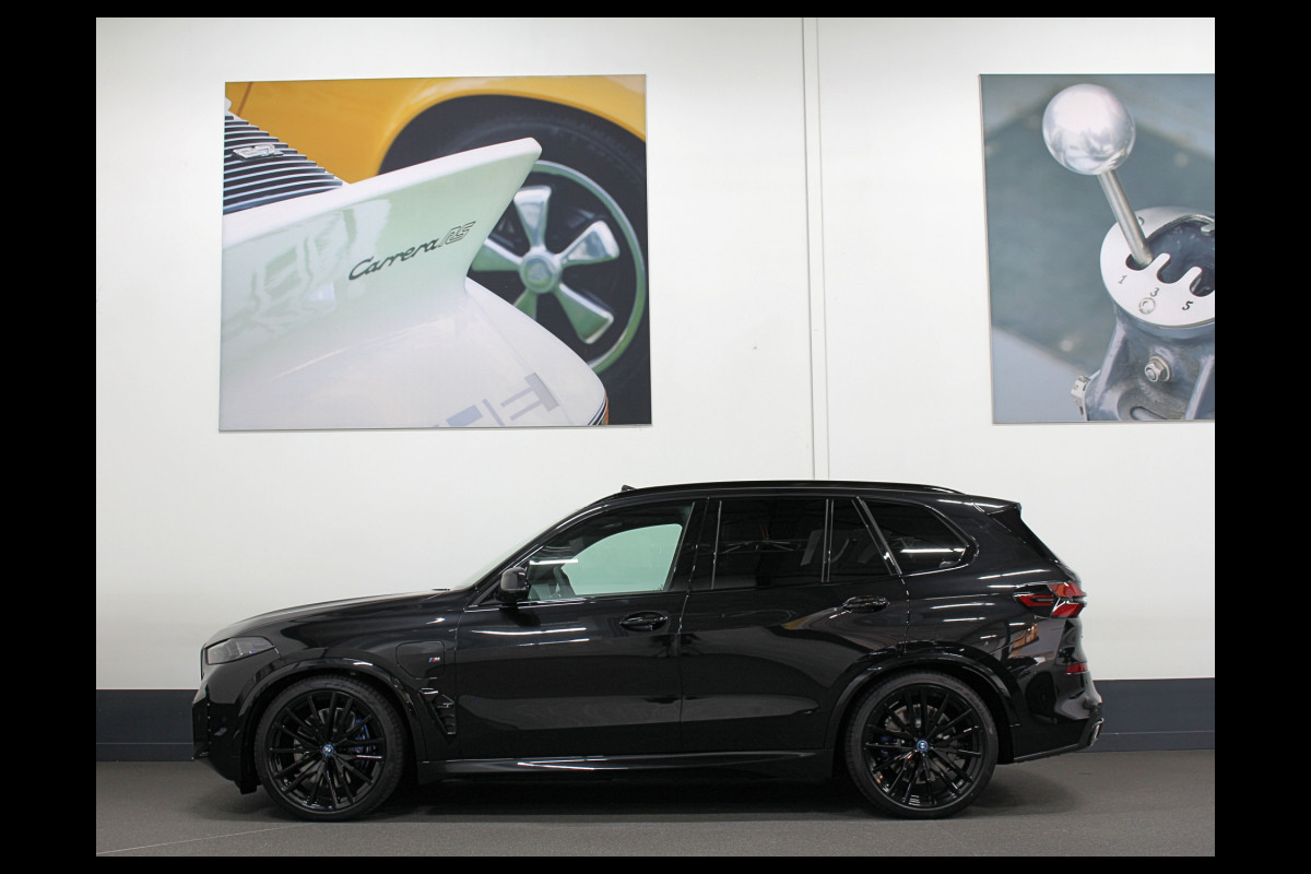 BMW X5 xDrive50e M-Performance Seats | M-Sport Pro | 360 View | ACC | Panorama | Soft-Close | Carbon | Ambiente Geur & verlichting | Head-Up | Stoelventilatie | Memory | Drive-Recorder | Harman-Kardon | 22'' | Laser-LED | Zonwering | Iconic-Glow | 4-Zone Clima | Trekhaak | Keyless-Entry | Leder-Pakket | ISO-Glas | Luchtvering | Draadloos laden | Carplay |