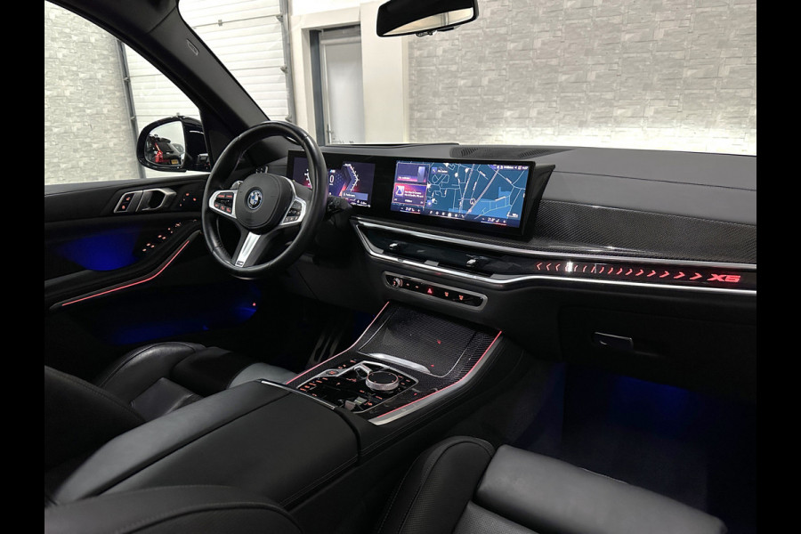 BMW X5 xDrive50e M-Performance Seats | M-Sport Pro | 360 View | ACC | Panorama | Soft-Close | Carbon | Ambiente Geur & verlichting | Head-Up | Stoelventilatie | Memory | Drive-Recorder | Harman-Kardon | 22'' | Laser-LED | Zonwering | Iconic-Glow | 4-Zone Clima | Trekhaak | Keyless-Entry | Leder-Pakket | ISO-Glas | Luchtvering | Draadloos laden | Carplay |