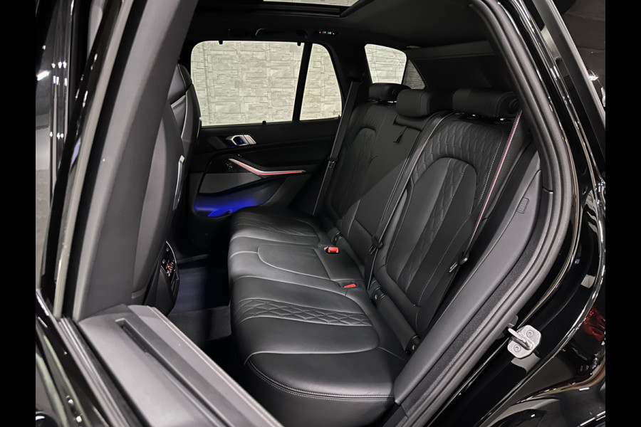 BMW X5 xDrive50e M-Performance Seats | M-Sport Pro | 360 View | ACC | Panorama | Soft-Close | Carbon | Ambiente Geur & verlichting | Head-Up | Stoelventilatie | Memory | Drive-Recorder | Harman-Kardon | 22'' | Laser-LED | Zonwering | Iconic-Glow | 4-Zone Clima | Trekhaak | Keyless-Entry | Leder-Pakket | ISO-Glas | Luchtvering | Draadloos laden | Carplay |